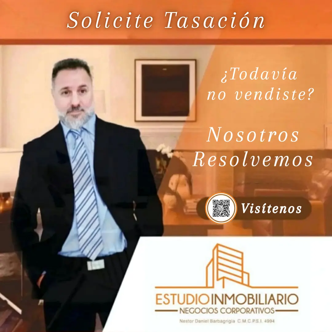 Asesor inmobiliario ofreciendo tasación