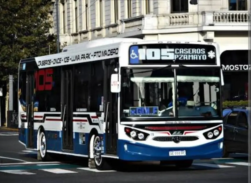 Cartelería inmobiliaria en Sáenz Peña y Santos Lugares 3