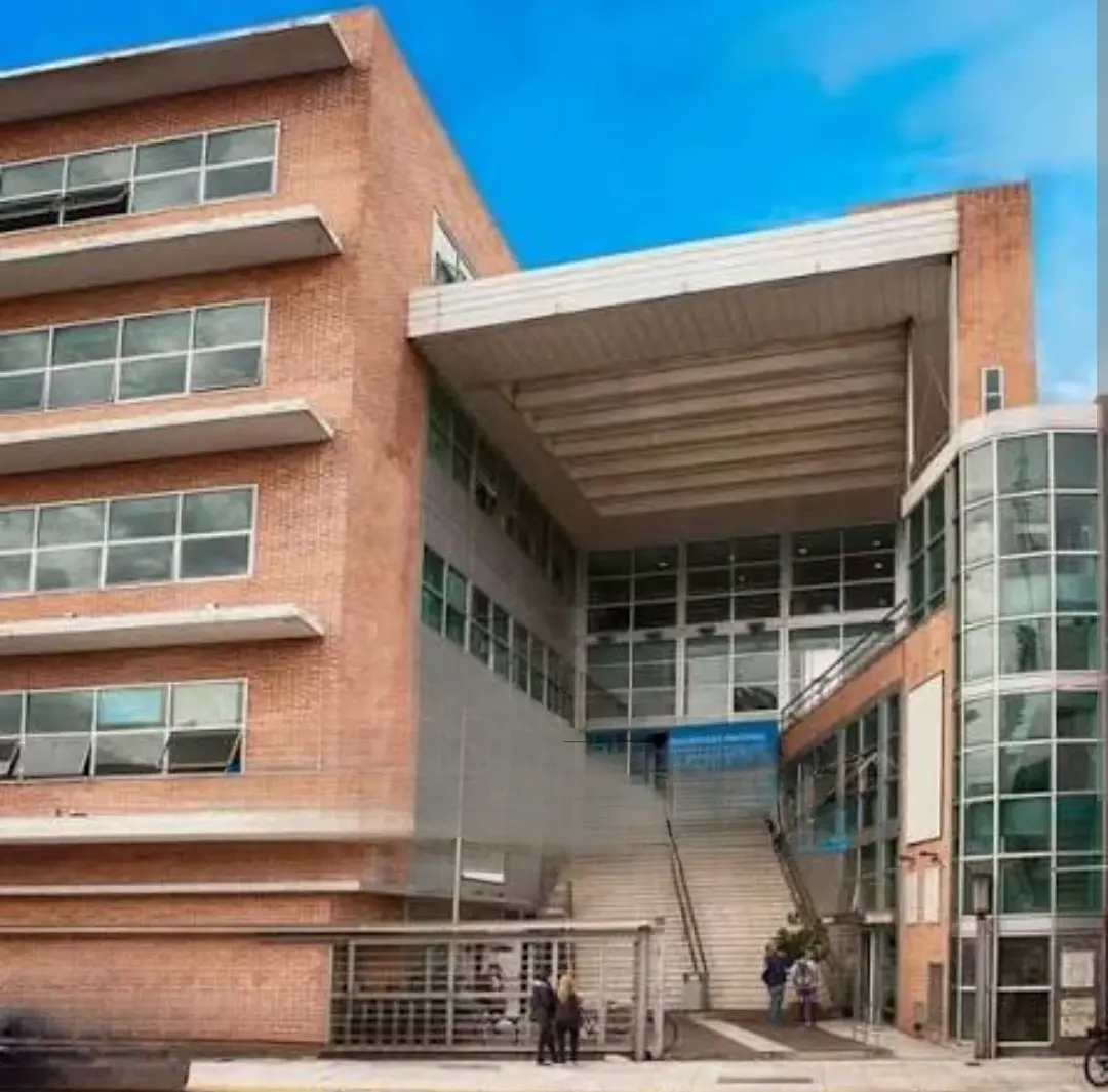 Cartelería inmobiliaria en Sáenz Peña y Santos Lugares 7